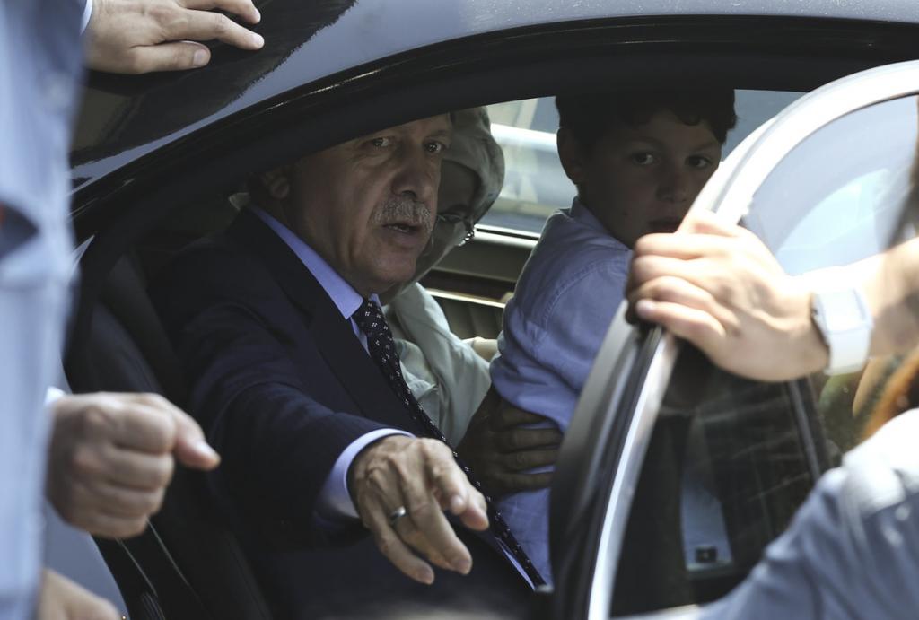 Ο Ερντογάν αποχωρεί με το αυτοκίνητο από το αεροδρόμιο Ατατούρκ