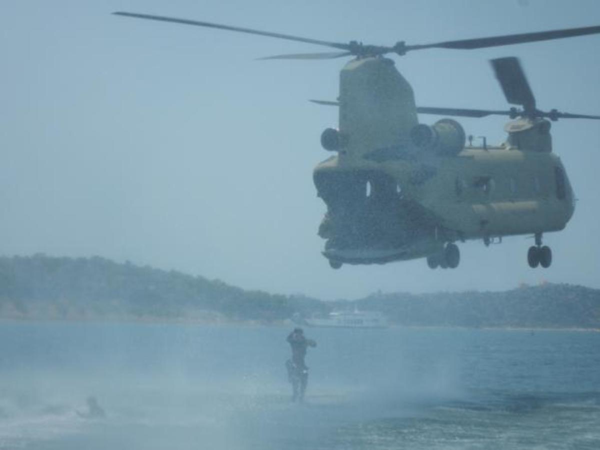 Έλληνες Αλεξιπτωτιστές και Αμερικανοί Κομάντο σε Ειδική αποστολή στο Μεγάλο Πεύκο!