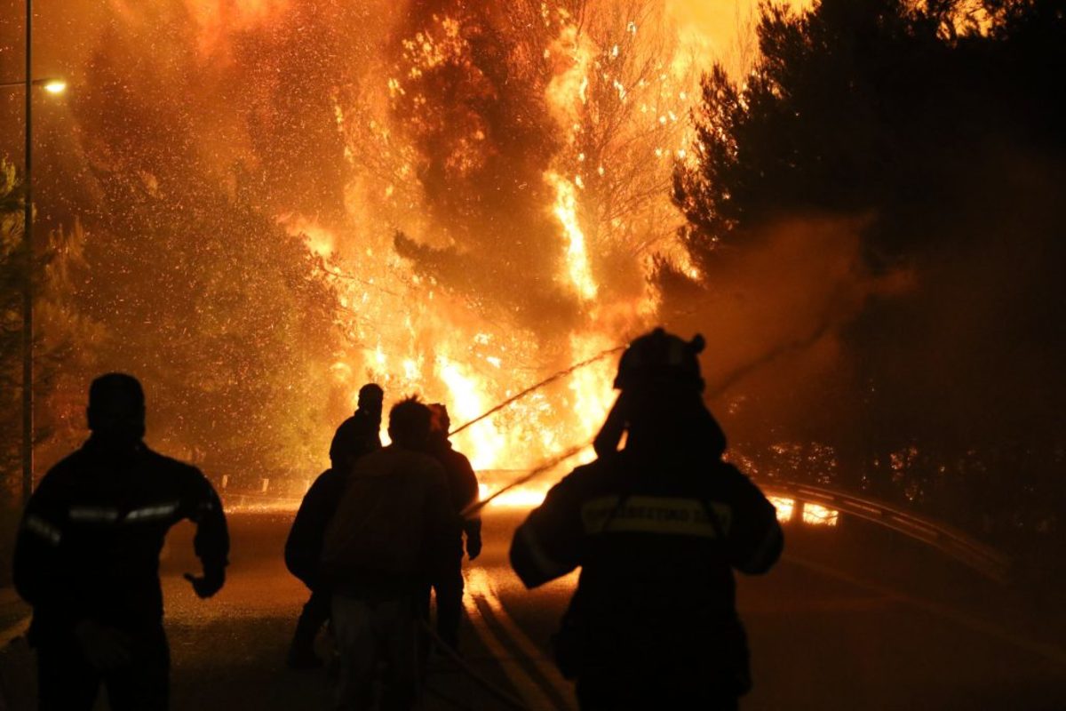 Φωτιά στην Αττική: Εκκενώθηκε οικισμός στο Καπανδρίτι! Σκληρή “μάχη” με τις φλόγες