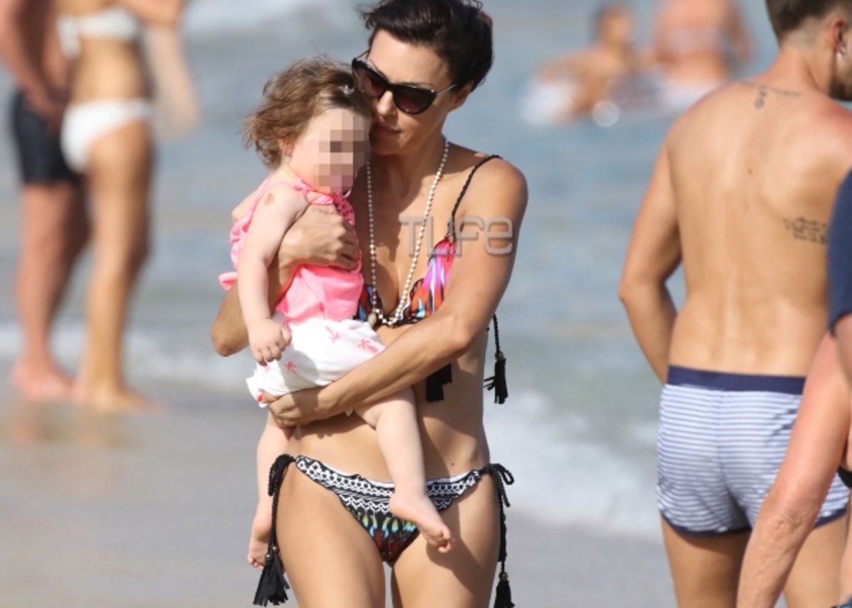 Σίσσυ Φειδά: Αγκαλιά με την κόρη της στη θάλασσα! [pics]