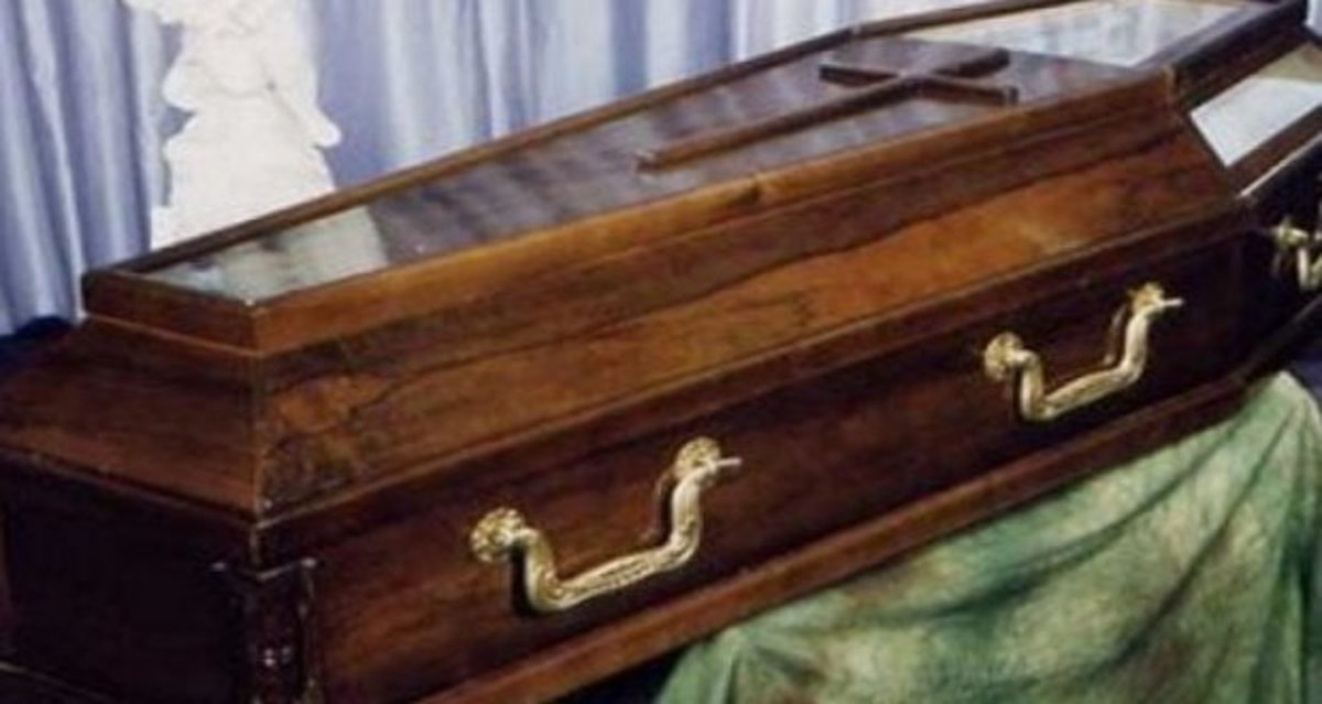 «Αδέλφια και ξαδέλφια παίζαμε κρυφτό ανάμεσα στα φέρετρα»