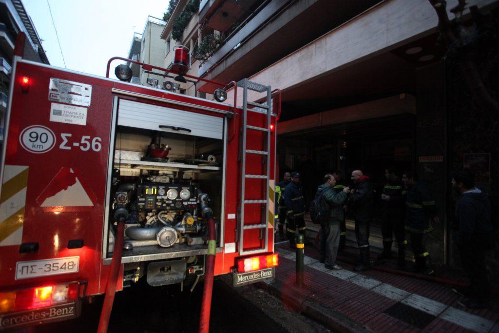 Φωτιά σε διαμέρισμα στην Πετρούπολη – Απεγκλωβίστηκαν πατέρας και κόρη