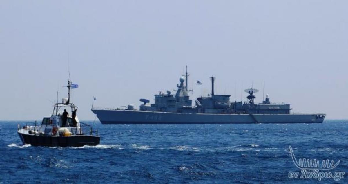 Ποια φρεγάτα ενοχλεί στην Άνδρο και γιατί – Τι απαντά ο Έπαρχος