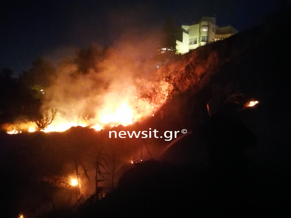 Φωτιά στο Γαλάτσι – “Μάχη” για να μην φτάσουν οι φλόγες στα σπίτια