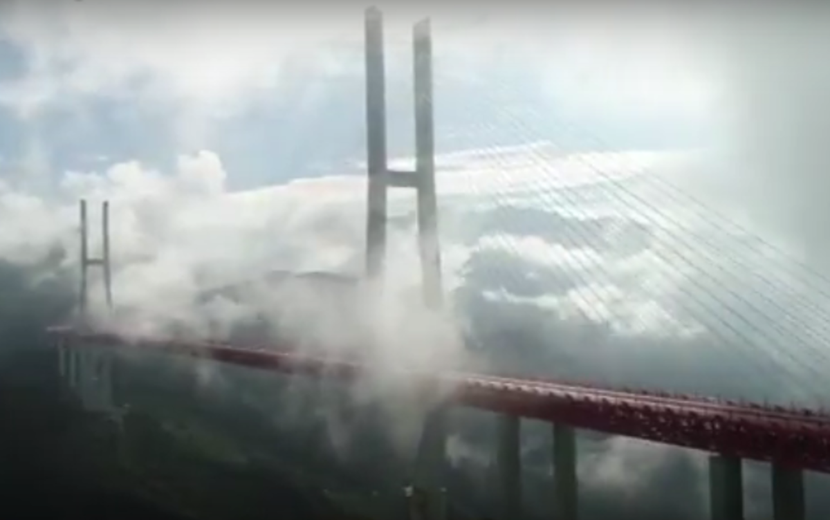 Η πιο ψηλή γέφυρα του κόσμου είναι στα… σύννεφα! [vid]