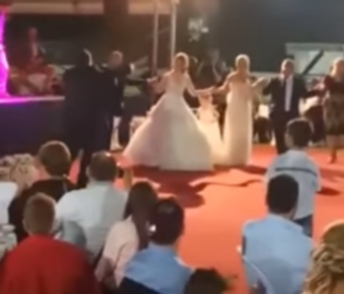 Τρίκαλα: Ο χορός γαμπρού και νύφης μπροστά σε 3.000 καλεσμένους – Το αδιαχώρητο στη δεξίωση [vids]