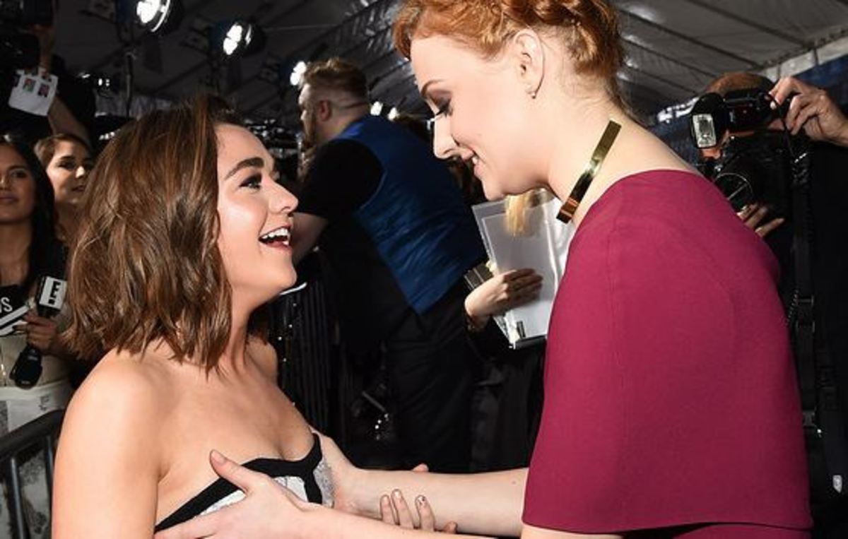 Game of Thrones: Τι συμβαίνει ανάμεσα στην Sophie Turner και την Maisie Williams