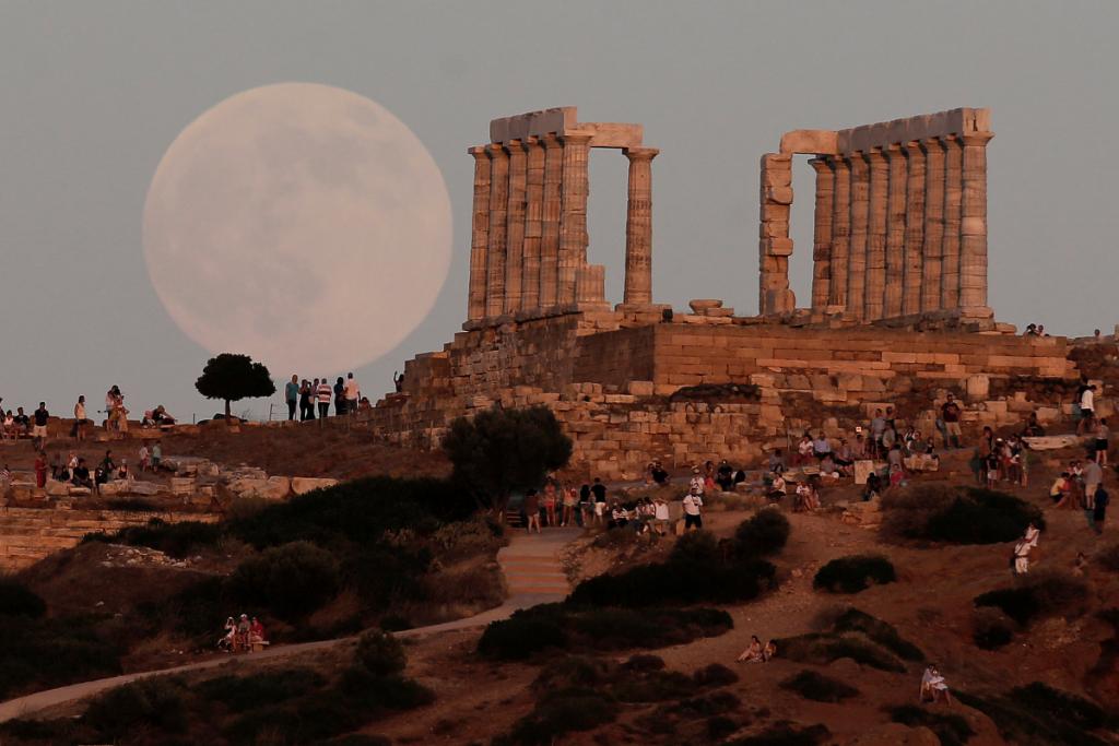 Φαντασμαγορία! Το φεγγάρι φωτίζει το Ναό του Ποσειδώνα [pics]