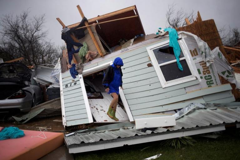 Τυφώνας Χάρβεϊ: Δυο νεκροί και ανυπολόγιστες καταστροφές – Συγκλονιστικές εικόνες