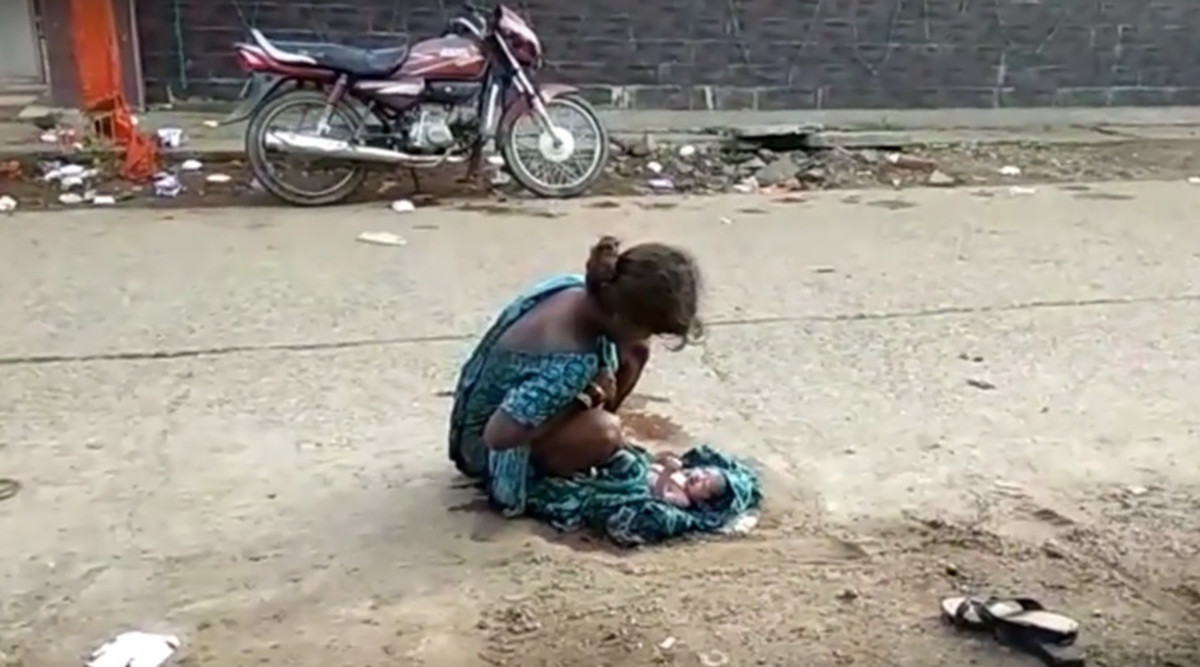 Σοκαριστικό βίντεο με τη 17χρονη Ινδή που γέννησε στο δρόμο