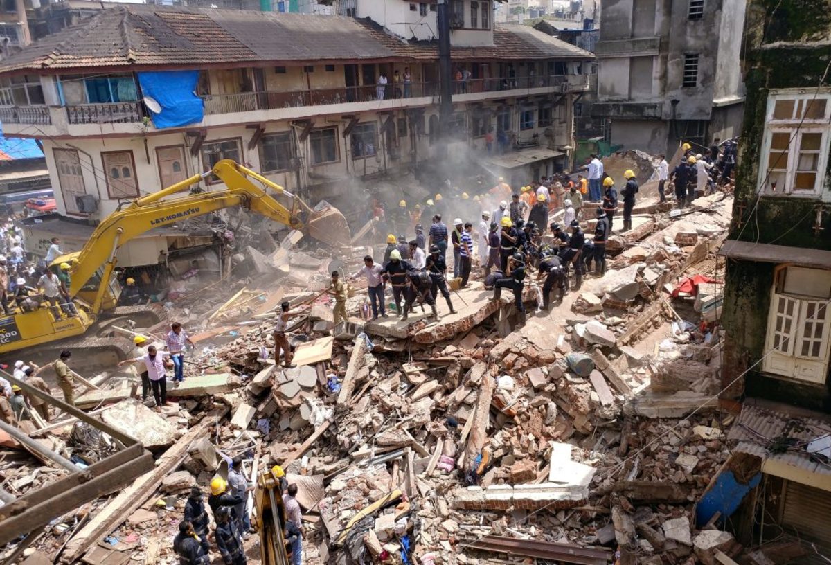 Ινδία: Κατέρρευσε κτίριο στη Βομβάη – Νεκροί και αγνοούμενοι