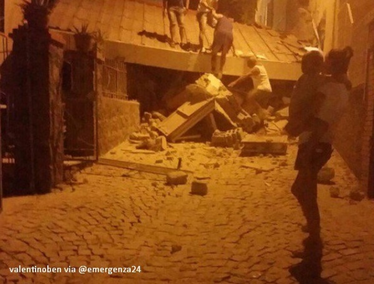 Σεισμός 3,6 ρίχτερ γκρέμισε σπίτια στην Ίσκια! [pics]