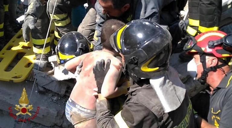 Σεισμός στην Ιταλία: Απεγκλωβίστηκε και δεύτερο παιδί – Συγκλονιστικές εικόνες [pics, vids]