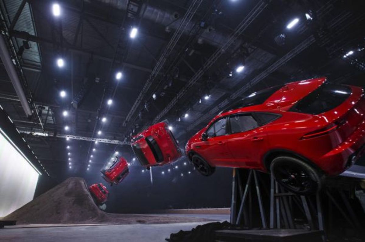 Έτσι έκανε την τούμπα και το ρεκόρ Guinness η νέα Jaguar E-Pace [vid]