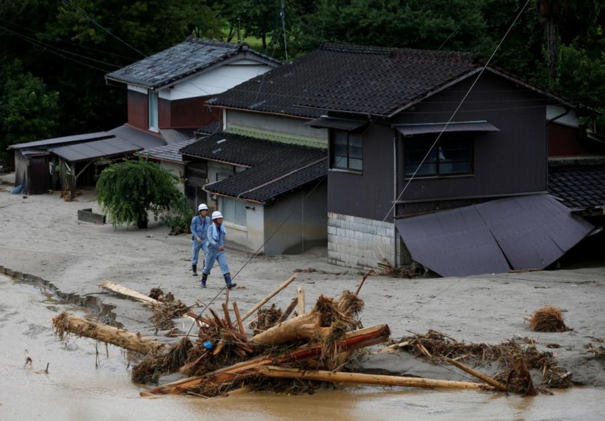 Φονικές πλημμύρες στην Ιαπωνία: 20 νεκροί – Ψάχνουν για την ελπίδα στις λάσπες