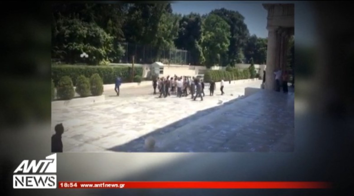 Αιφνιδιασμός Ρουβίκωνα στη βουλή
