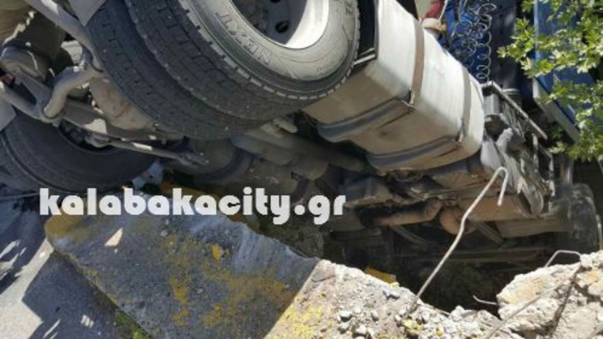 Καλαμπάκα: Βυτιοφόρο “κρεμάστηκε” σε γέφυρα! [pics]
