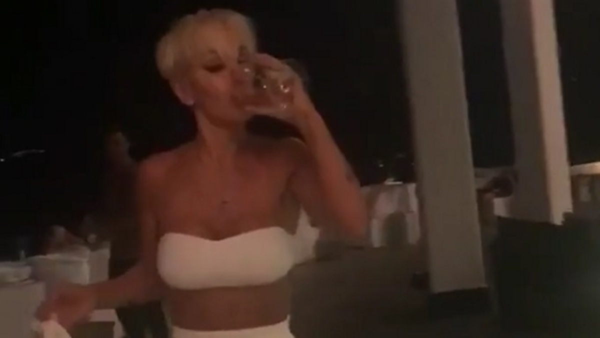 Χαμός με πασίγνωστη Ελληνίδα που παραπατά με ένα ποτήρι κρασί στο χέρι [vid]