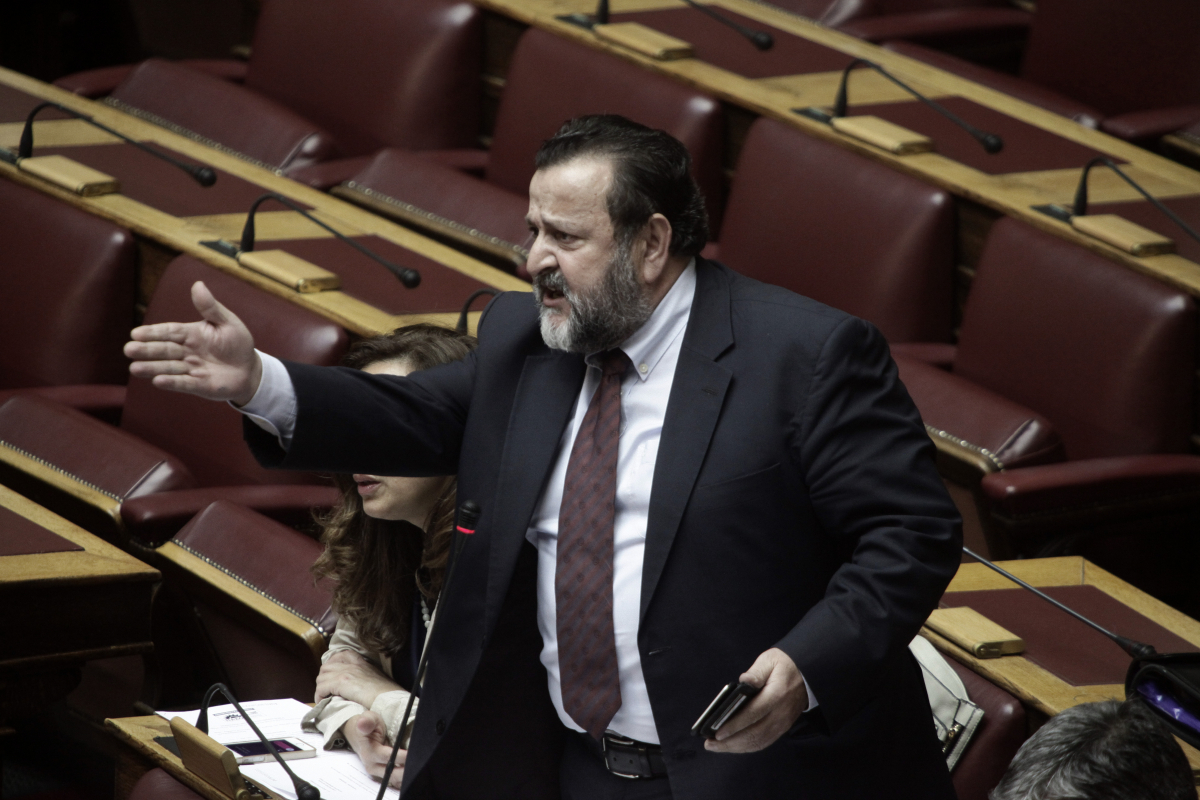 Κόλαση στη Βουλή! «Είσαι θρασίμι!» φώναζε ο Κεγκέρογλου στον υφυπουργό Ναυτιλίας