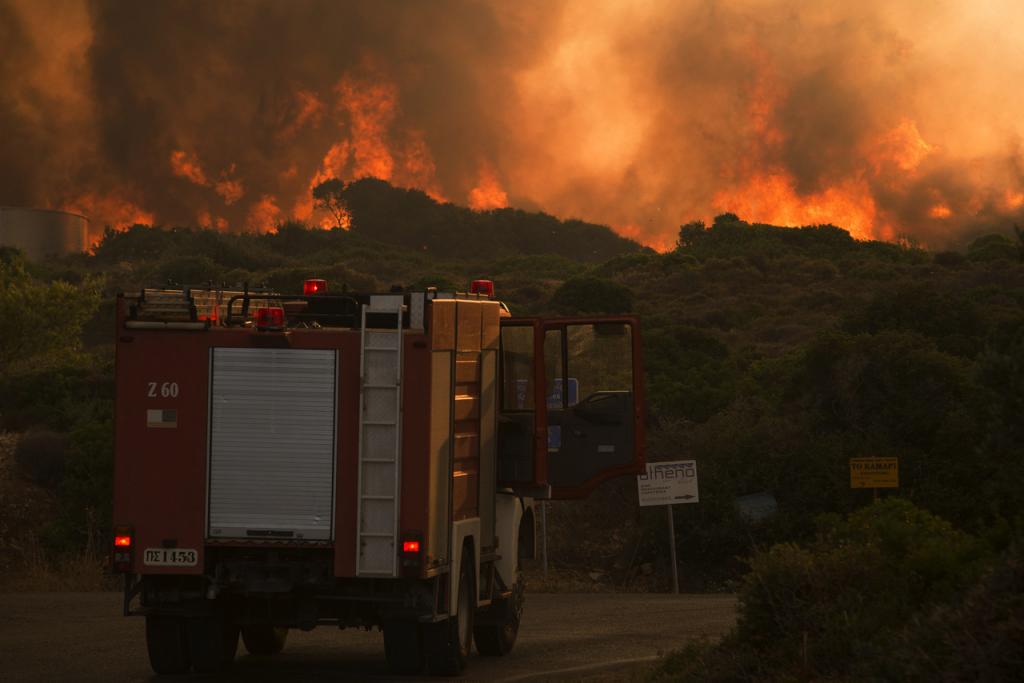 Φωτιά στα Κύθηρα: Δεύτερη εφιαλτική νύχτα για τους κατοίκους – “Μαυρίζει” το νησί