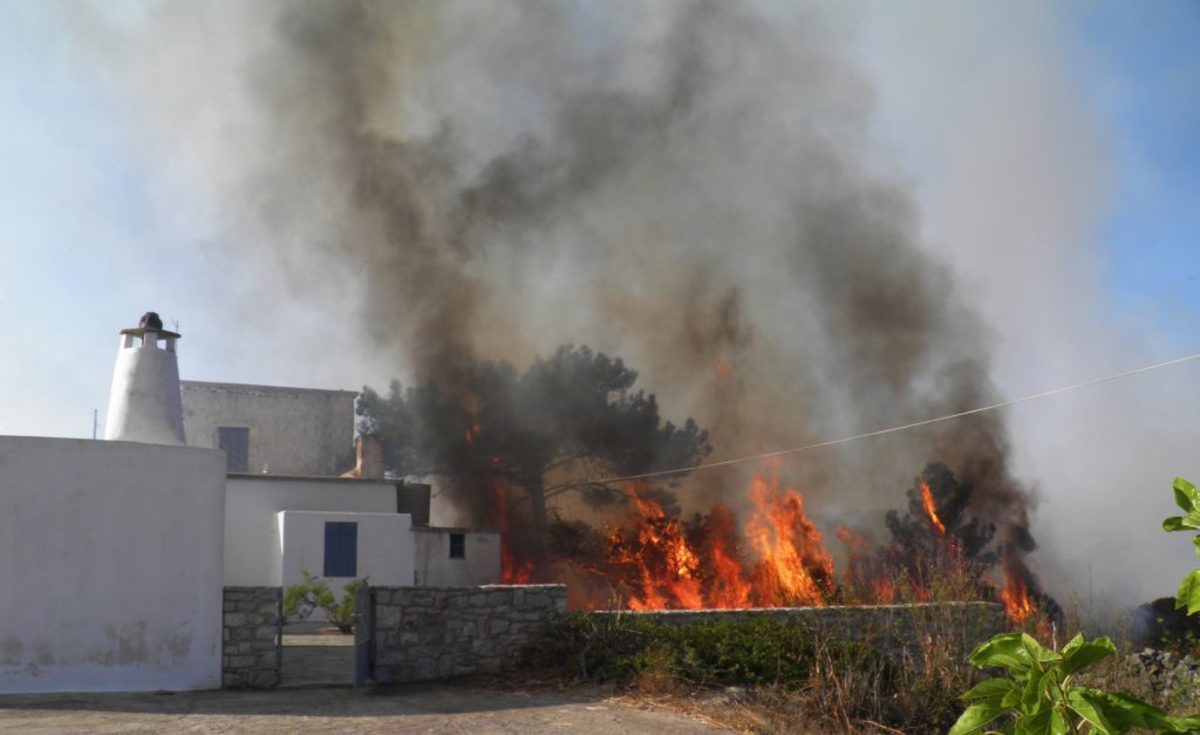 Φωτιά στα Κύθηρα: Εκκενώθηκε ιστορικό μοναστήρι! Πυροσβεστικές δυνάμεις από όλη τη χώρα