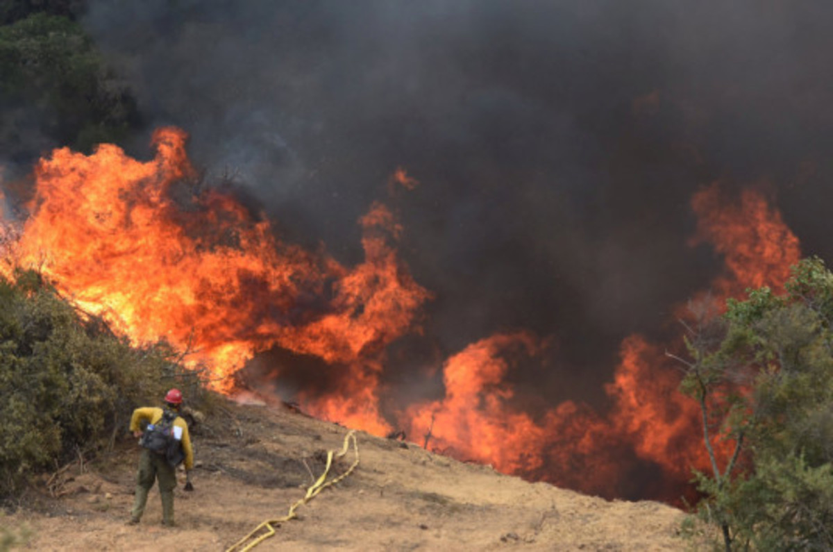 Κρήτη: Μεγάλη φωτιά στον Ξερόκαμπο με σύμμαχο τον άνεμο – “Παλεύουν” οι Πυροσβέστες