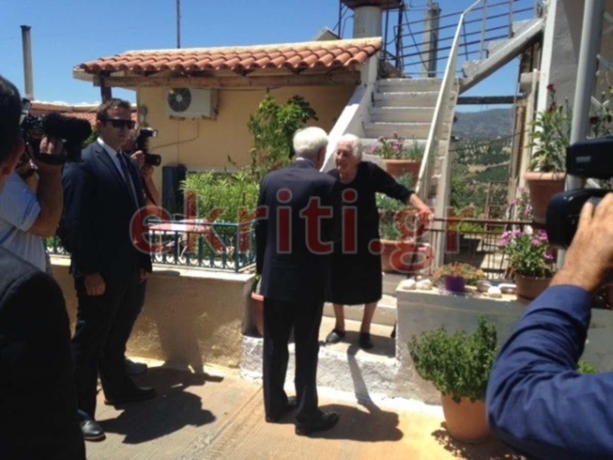 Κρήτη: Η ηλικιωμένη που πλησίασε τον Προκόπη Παυλόπουλο [pics]