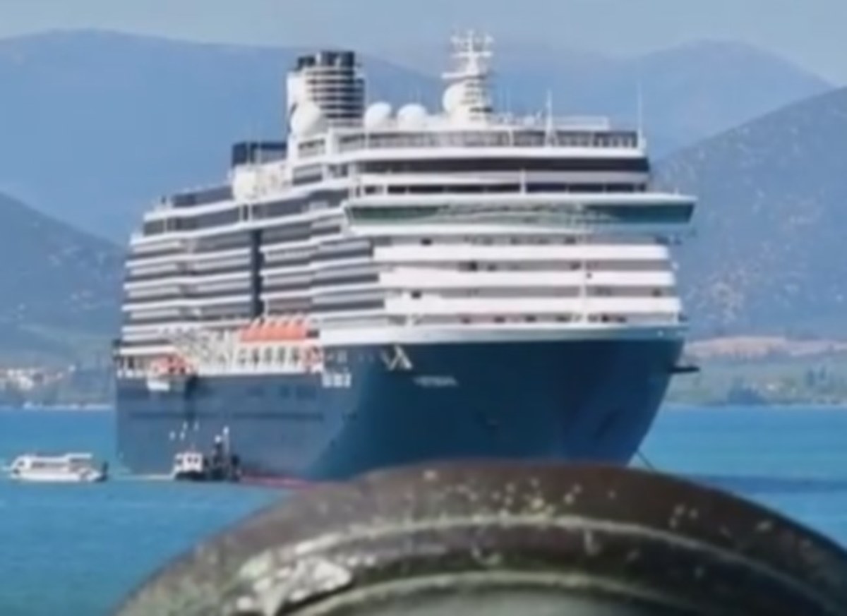 Ναύπλιο: Το επιβλητικό κρουαζιερόπλοιο που δεσπόζει στην πόλη – Έφερε 2.000 τουρίστες [pic, vid]