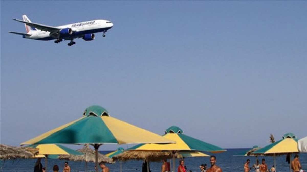 «Βουλιάζουν» τα ελληνικά νησιά φέτος από Κύπριους – Ρεκόρ αφίξεων τουριστών στην Κύπρο αγγίζοντας τα 3,5 εκατομμύρια!