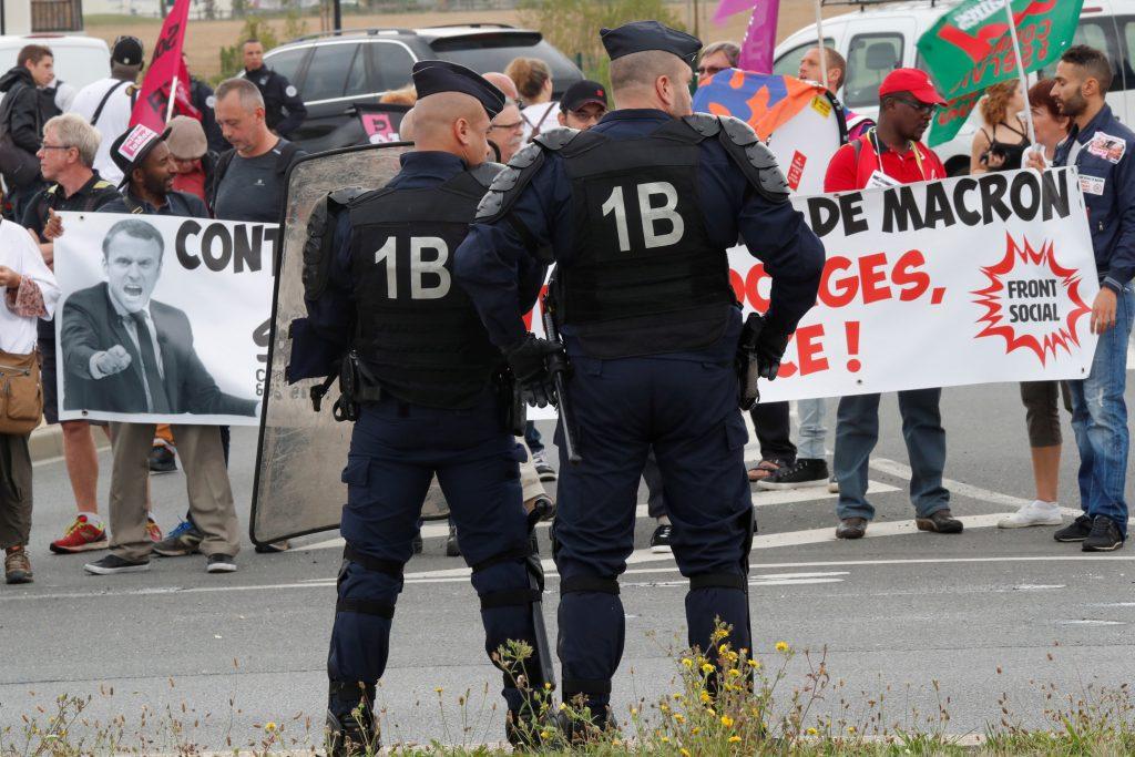 Γαλλία: Ανώτατο όριο στις αποζημιώσεις φέρνει ο Μακρόν – Τι αλλάζει στα εργασιακά