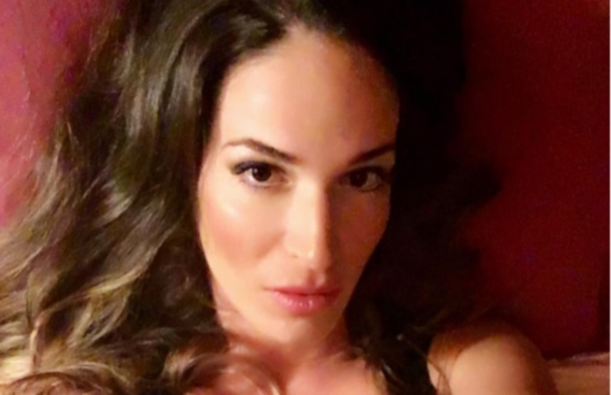 Μοιράζει εγκεφαλικά η Εύα Λάσκαρη! Στα λευκά χωρίς εσώρουχο…