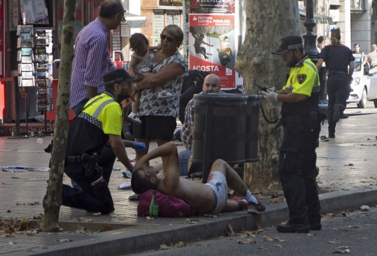 Οπλισμένοι με μαχαίρια και τσεκούρια οι τρομοκράτες της Βαρκελώνης – Ήθελαν να βάλουν στις βόμβες καρφιά