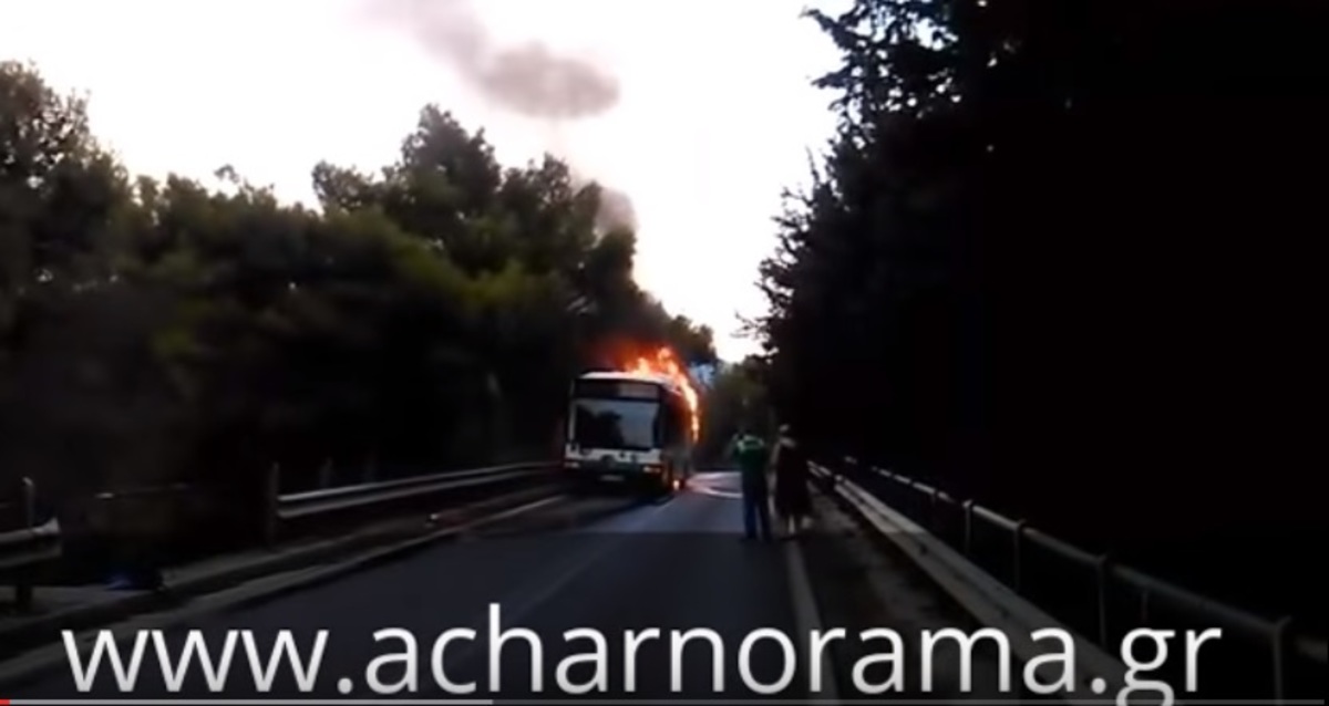 Φωτιά σε λεωφορείο στη Βαρυμπόμπη