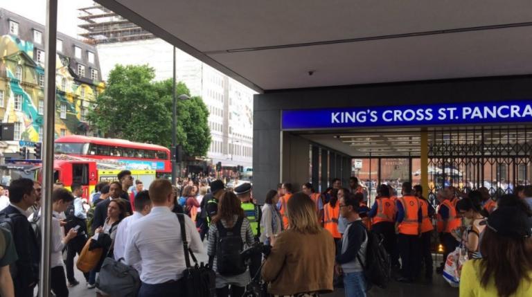 Πανικός στο Λονδίνο – Φωτιά σε κεντρικό σταθμό του μετρό