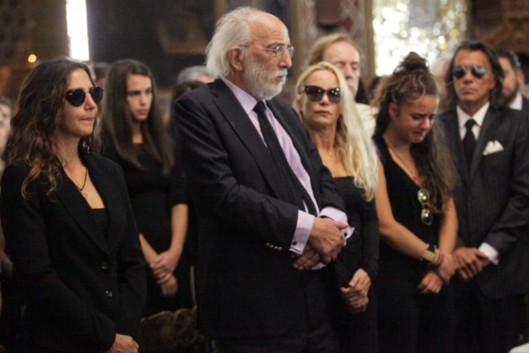 Κηδεία Ζωής Λάσκαρη: Ο σπαραγμός της Ζένιας και το “άδειο” βλέμμα του Αλέξανδρου Λυκουρέζου [pics]