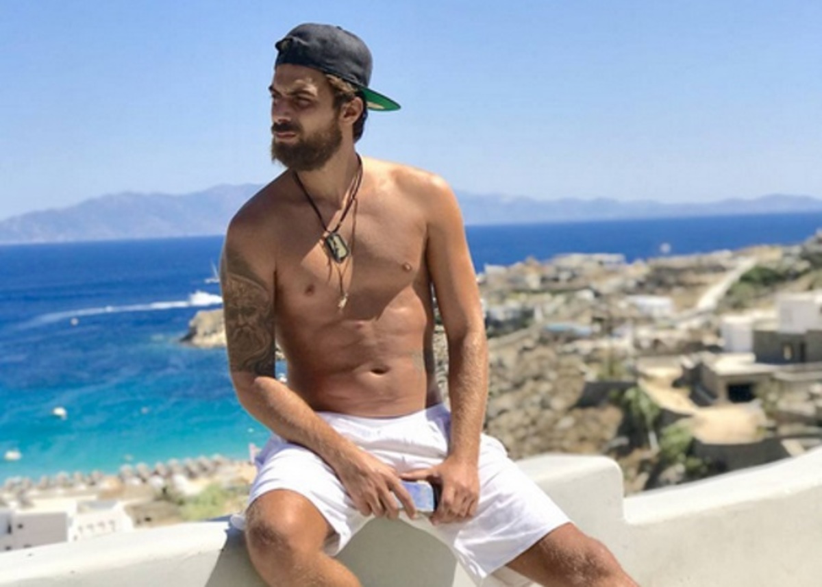 Μάριος Πρίαμος Ιωαννίδης: «Νυχτοπερπατήματα» με μελαχρινή καλλονή [pics]