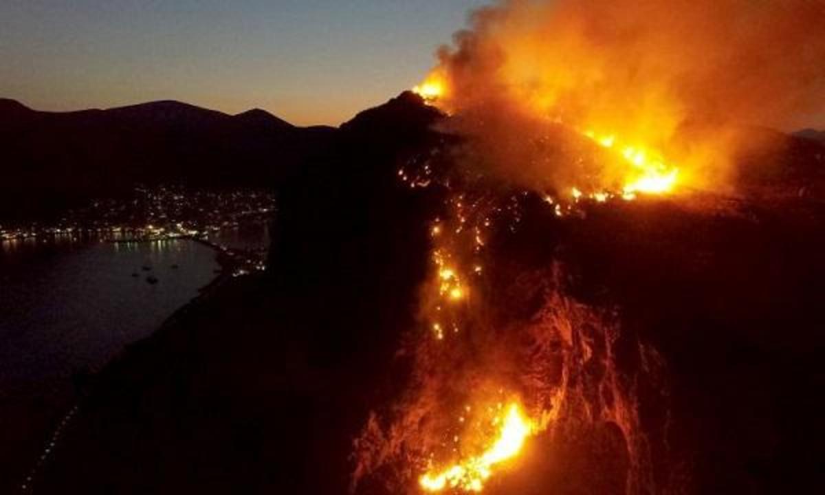 Φωτιά στη Μονεμβασιά – Στις φλόγες το κάστρο