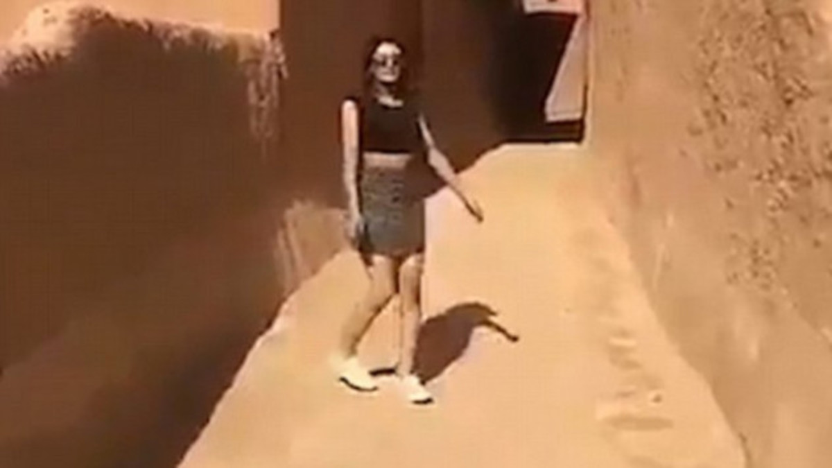 Σαουδική Αραβία: Ελεύθερο το μοντέλο με τη μίνι φούστα [vid]