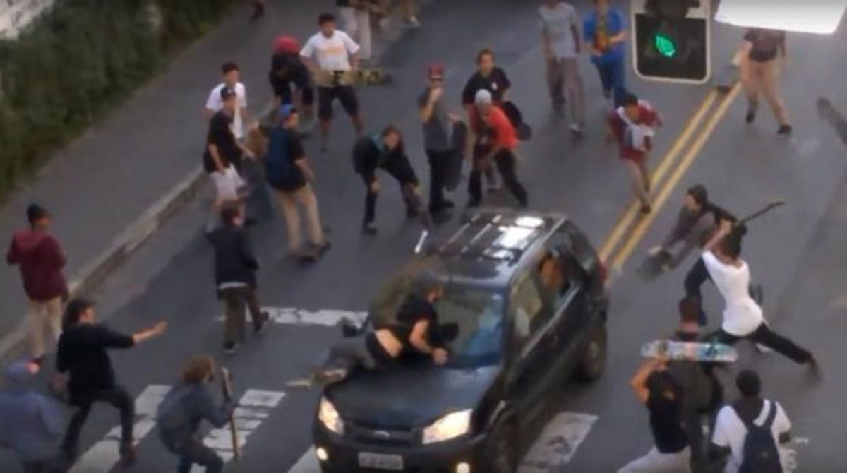 Αυτοκίνητο πέφτει επίτηδες πάνω σε skaters και τραυματίζει πέντε! [vids]