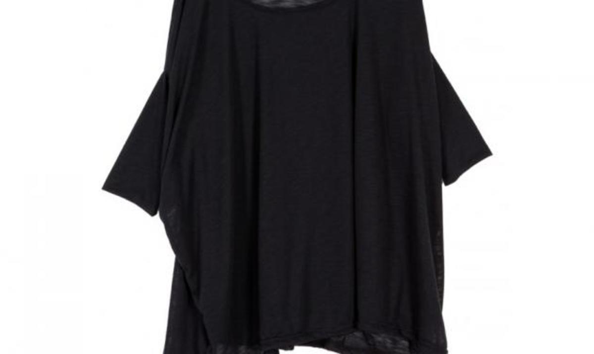 Aυτή η φαρδιά μαύρη μπλούζα είναι ό,τι χρειάζεσαι και σε πολύ καλή τιμή!