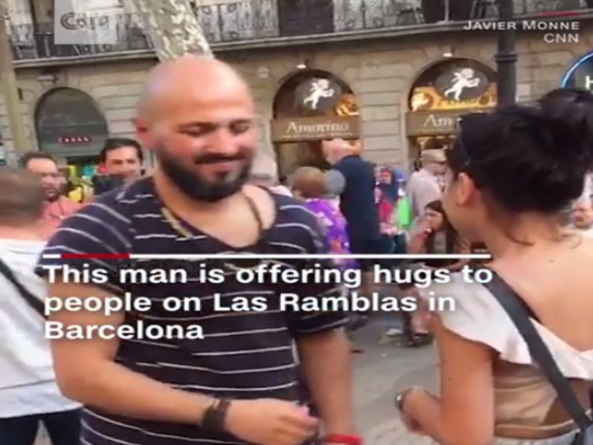 Βαρκελώνη: “Δεν είμαι τρομοκράτης”! Μουσουλμάνος μοιράζει… αγκαλιές στην Λας Ράμπλας [vid]