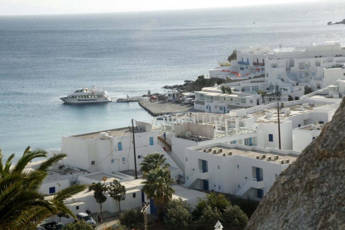 Politico: “Μύκονος, το νησί που δεν είναι… ελληνικό” – Χλιδή, πόρνες και ναρκωτικά