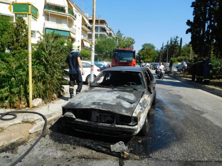 Απίστευτες εικόνες στη Νέα Σμύρνη: Αυτοκίνητο πήρε φωτιά εν κινήσει