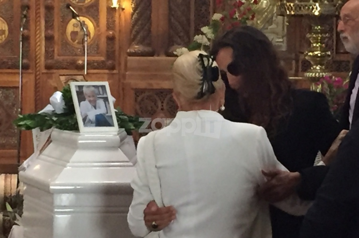 Λύγισε η Νόνικα Γαληνέα μπροστά στο φέρετρο της Ζωής Λάσκαρη! Την κράτησε η Μαρία Ελένη Λυκουρέζου [pics]
