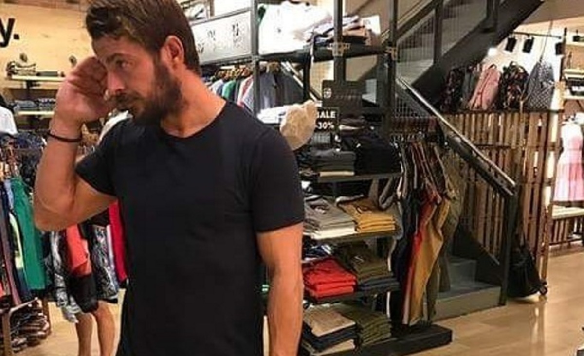 Ο Γιώργος Αγγελόπουλος αλλάζει ρούχα στο δοκιμαστήριο και οι πωλήτριες λιώνουν…