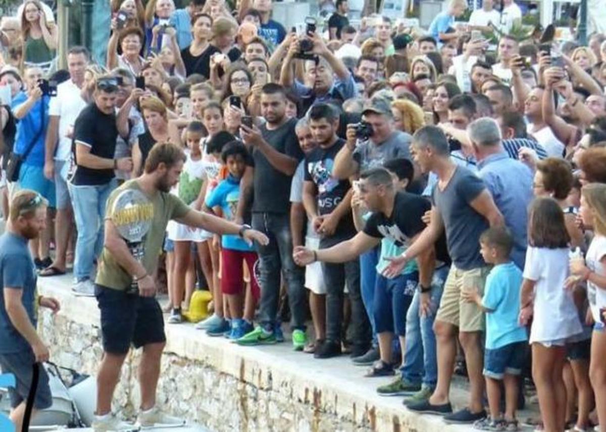 Video: Τι είπε για την πίστη του στο θεό ο Γιώργος Αγγελόπουλος στη βράβευσή του στη Σκιάθο! Οι πανηγυρισμοί του κόσμου!