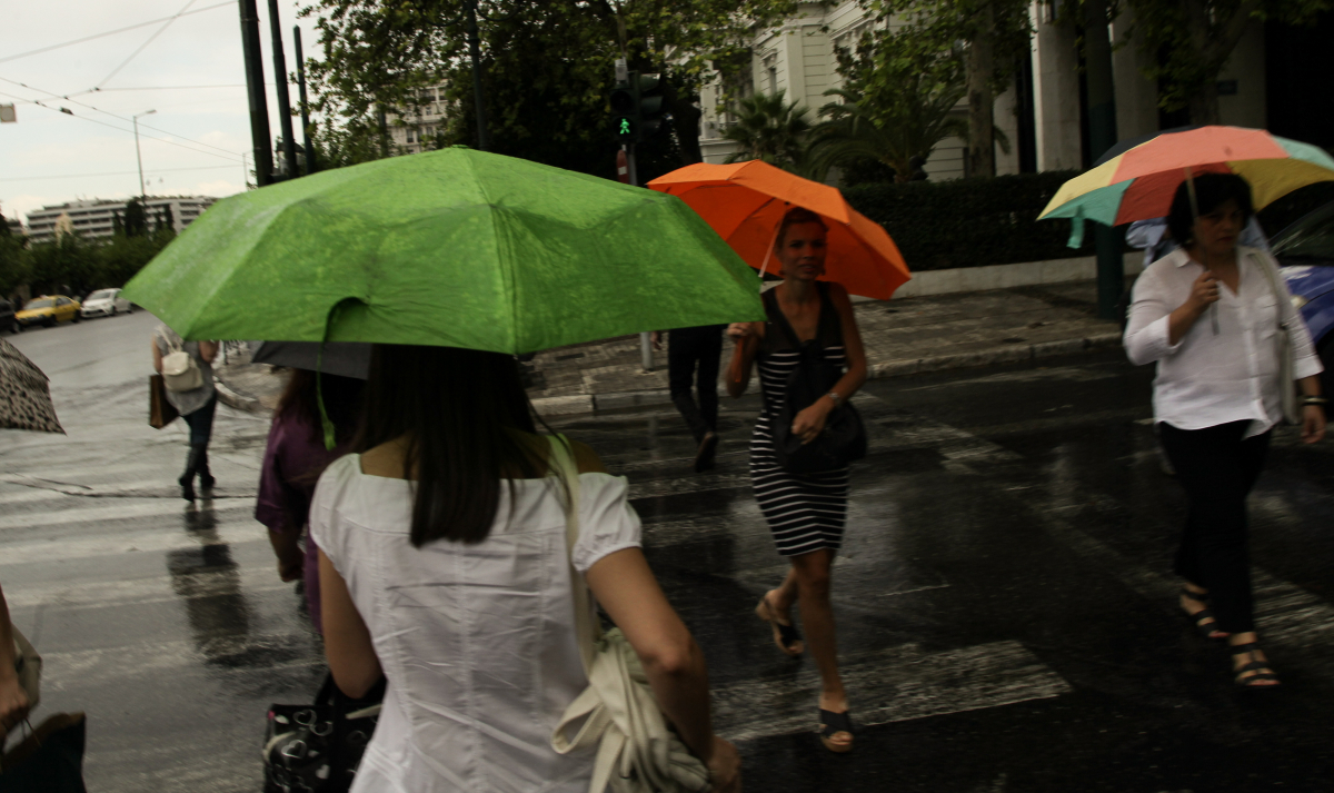 Καιρός: Βροχές, καταιγίδες, βελτίωση από το απόγευμα, καλοκαίρι από… αύριο