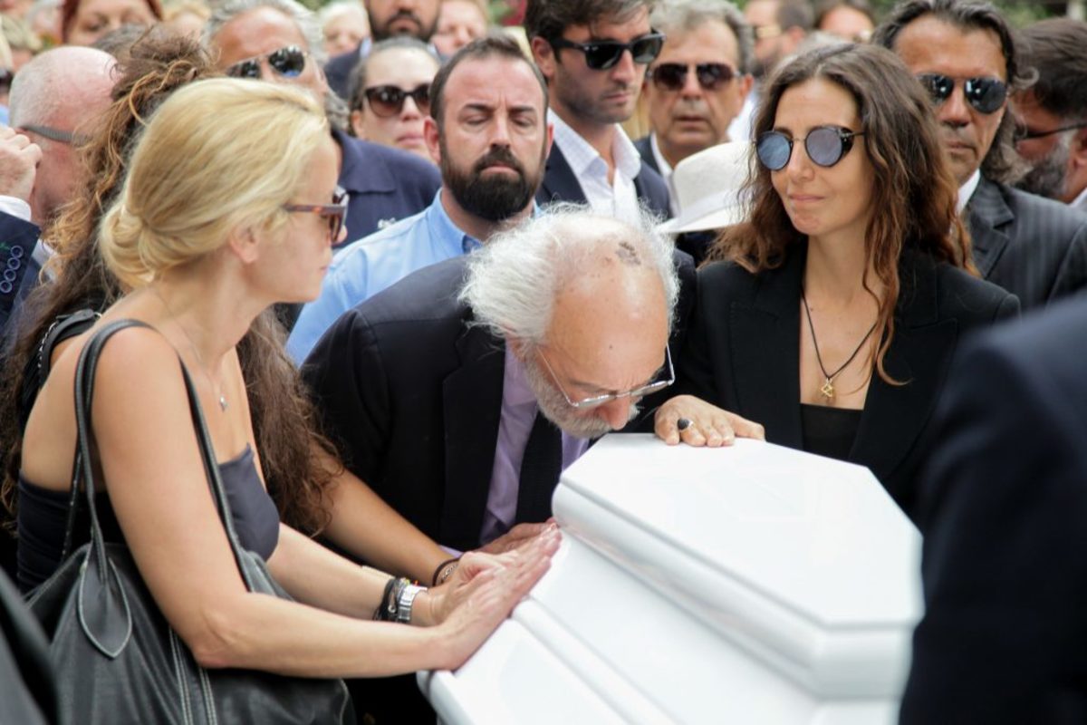 Ζωή Λάσκαρη Κηδεία: Συντετριμμένος ο Αλέξανδρος Λυκουρέζος – Την αποχαιρέτισε με ένα φιλί