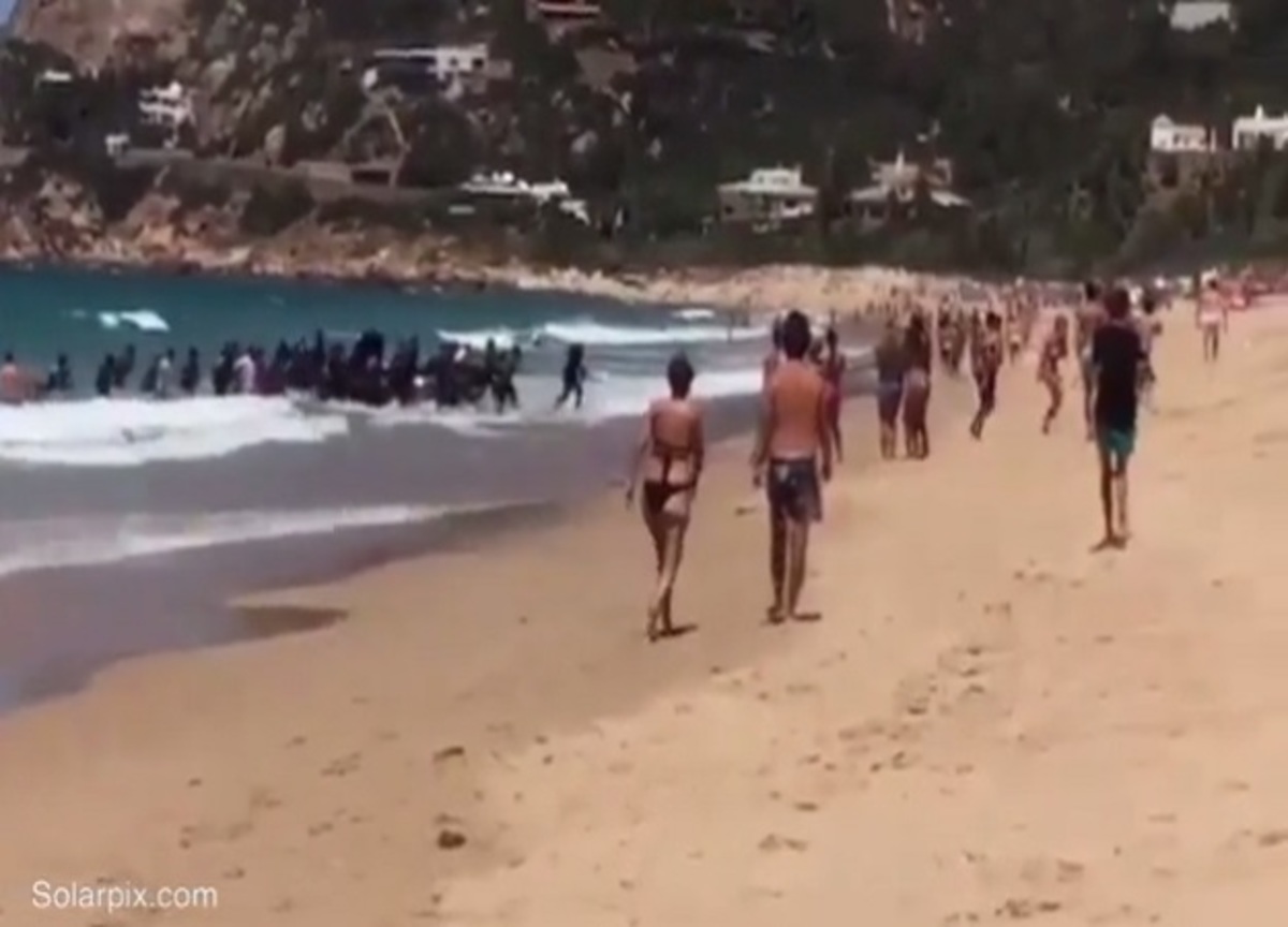 Ισπανία: Δεκάδες μετανάστες αποβιβάσθηκαν σε παραλία -Έτρεχαν ανάμεσα στους τουρίστες