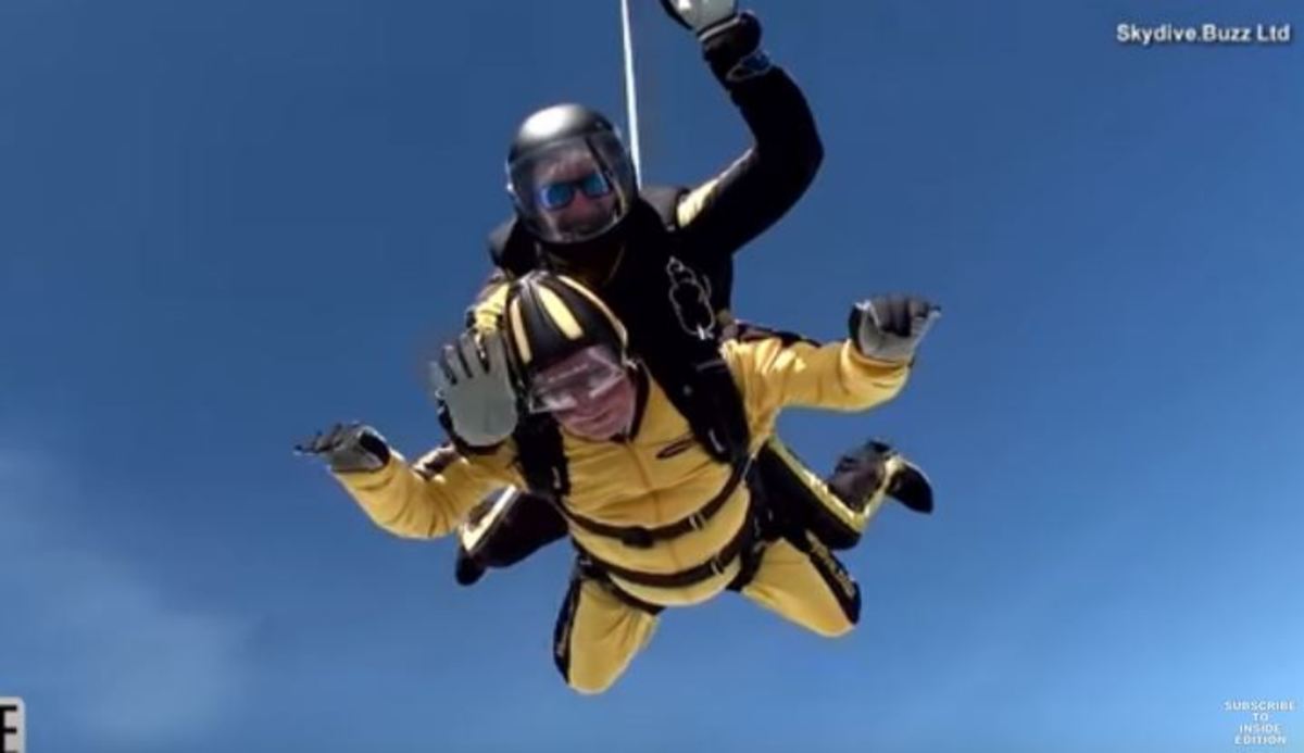 Είναι 101 χρονών και έκανε sky diving! [vid]